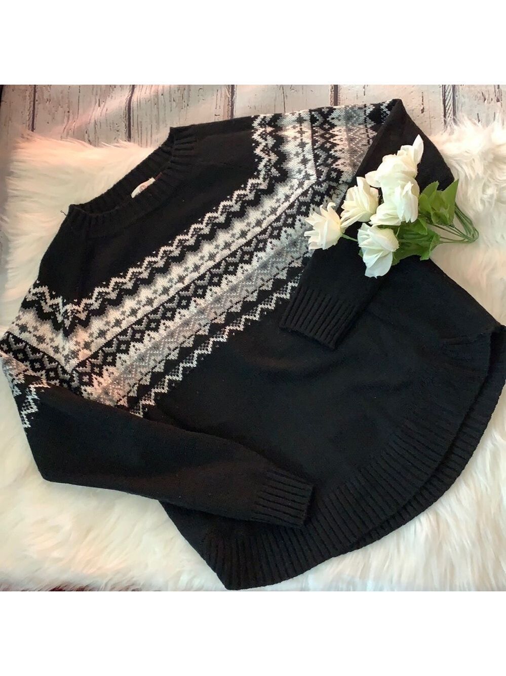 SO Women Winter Black & White Sweater Size Medium